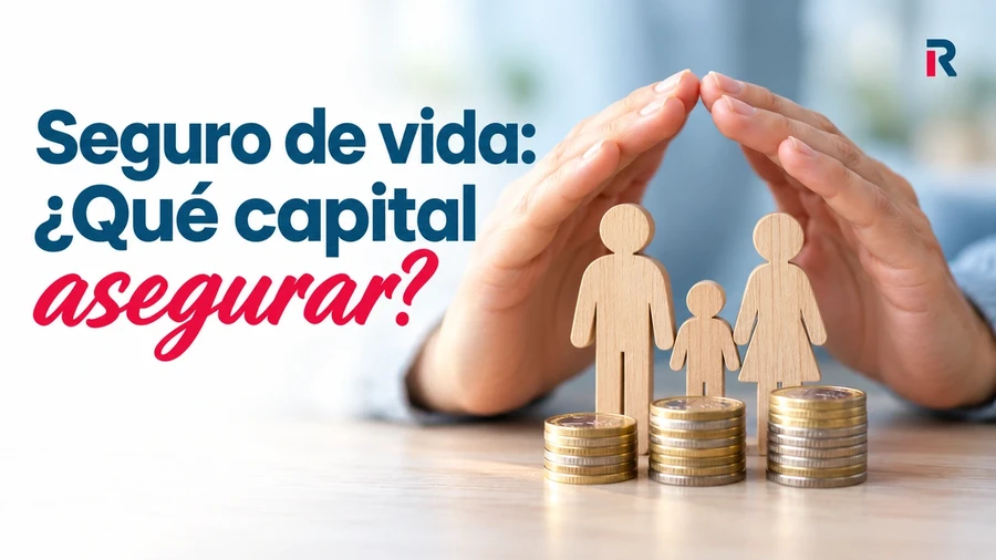 Manos protegiendo figuras de una familia junto a montones de monedas, como símbolo del capital de un seguro de vida.