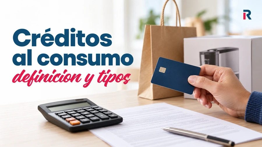 Mano sosteniendo una tarjeta junto a una compra, documentos de financiación y una calculadora, representando el crédito al consumo.