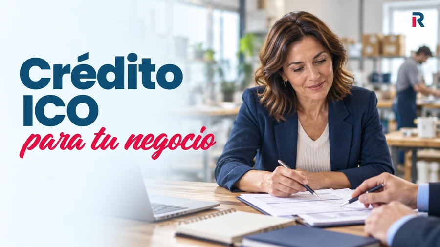 Empresaria revisando con un asesor la documentación para solicitar un crédito ICO para su negocio.