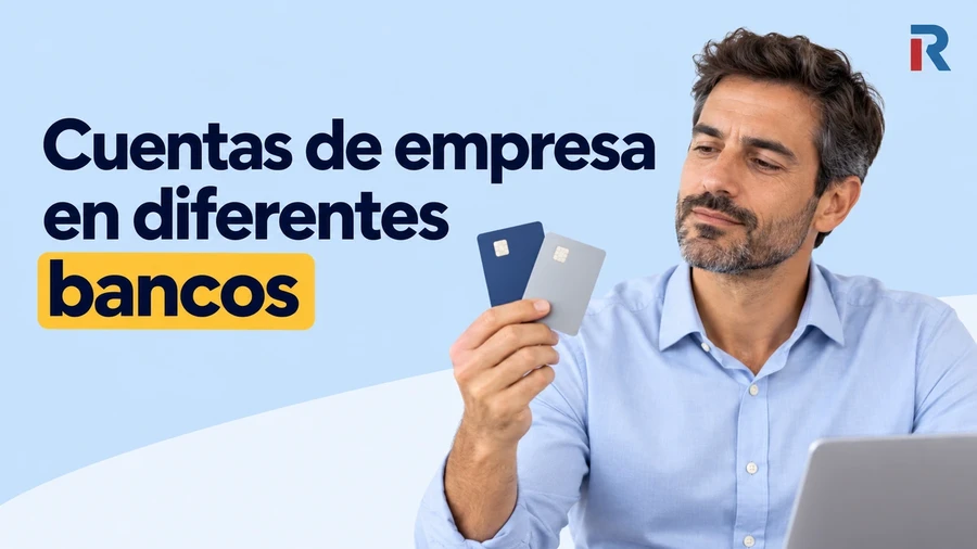 Empresario con dos tarjetas bancarias que representan cuentas de empresa en diferentes bancos.