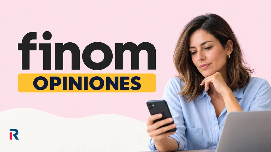 Empresaria consultando su móvil junto a un portátil, con el logotipo de Finom y la etiqueta Opiniones.
