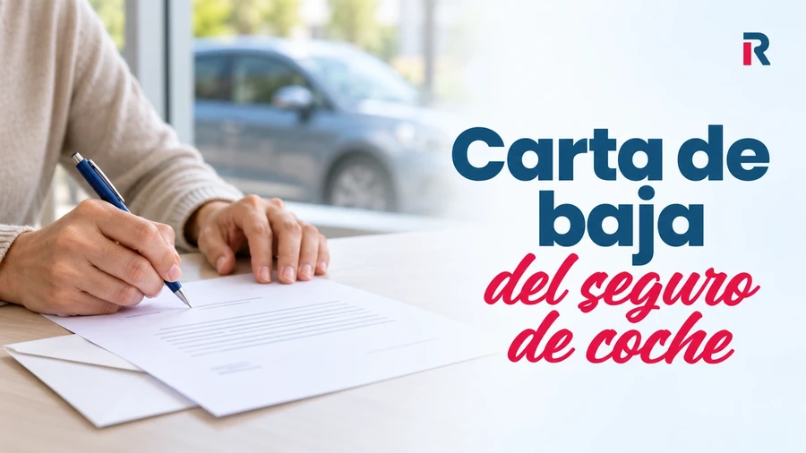Persona redactando una carta para dar de baja el seguro de coche, con un vehículo al fondo.