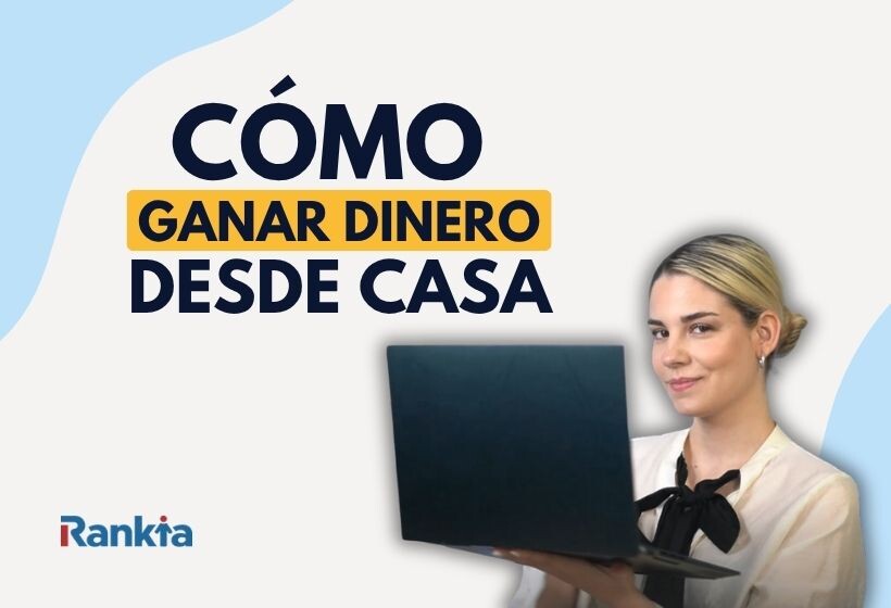 Una mujer joven sonríe a cámara con un portátil abierto en las manos. A su izquierda se lee el título “Cómo ganar dinero desde casa”, con “ganar dinero” destacado en amarillo. Abajo a la izquierda aparece el logo de Rankia, sobre un fondo claro con formas en azul.