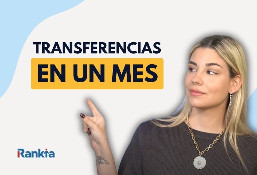 Presentadora de Rankia señala el texto “Transferencias en un mes” sobre fondo claro, en un vídeo explicativo sobre cuántas transferencias se pueden hacer en un mes
