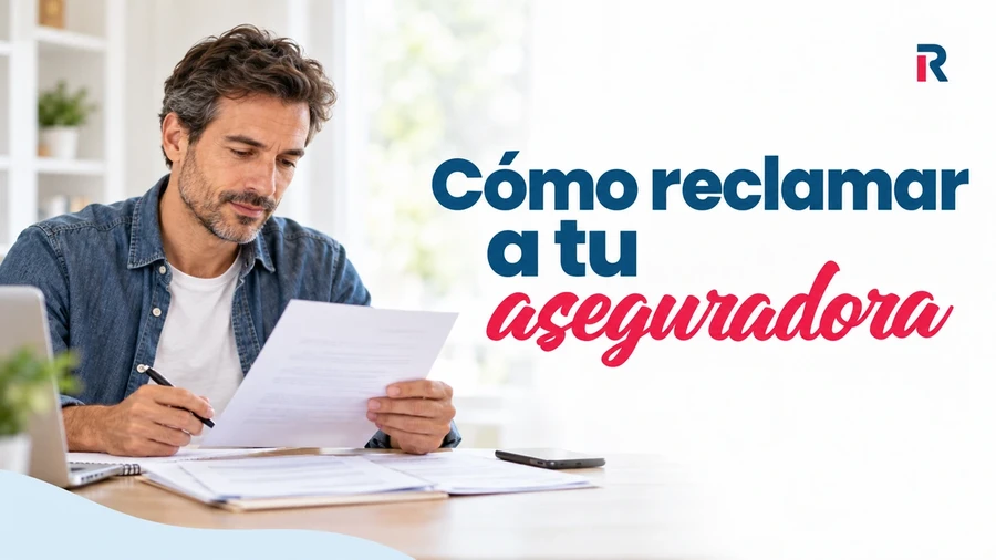 Hombre revisando documentación para presentar una reclamación a su aseguradora.