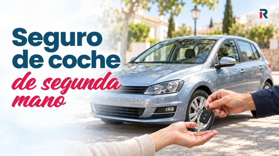 Entrega de llaves junto a un coche de segunda mano, con el titular sobre su seguro.