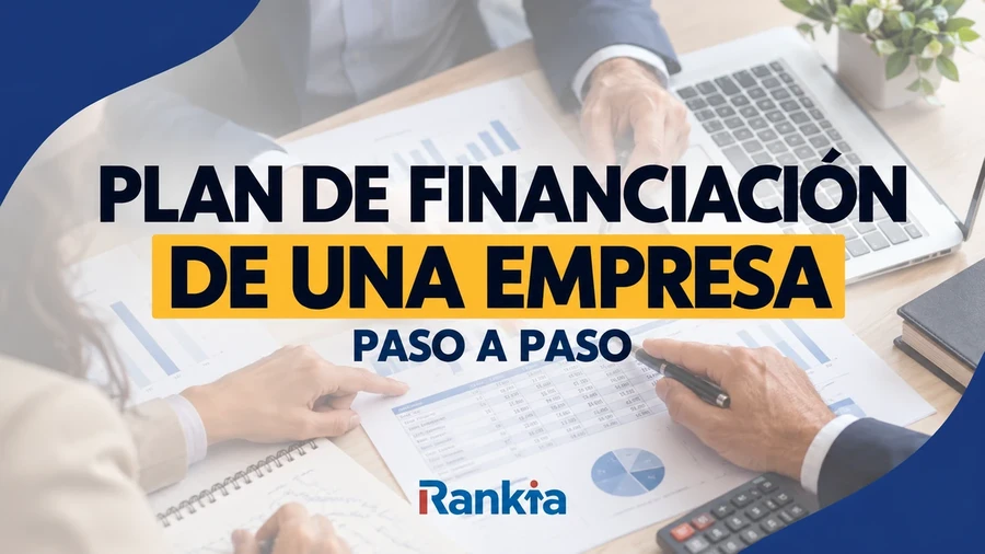 Empresarios revisando un plan de financiación con presupuestos, gráficos y fuentes de capital.