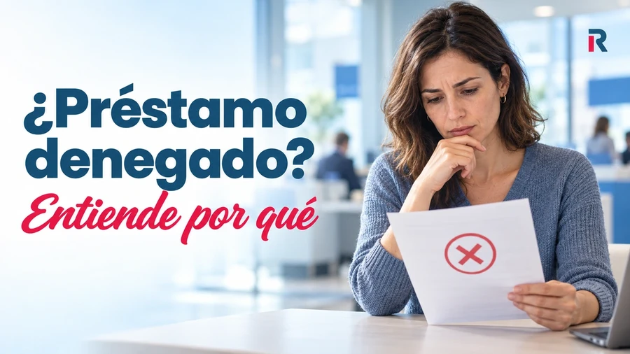 Mujer revisando una solicitud de préstamo denegada en una oficina bancaria.